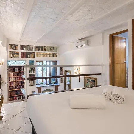 Authentic Trastevere Loft - Near Historic Centre Lägenhet *